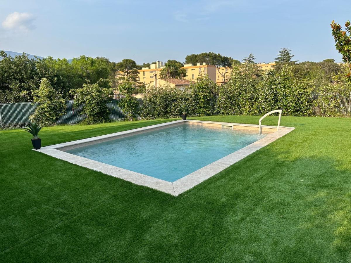 Petite maisonette adossee mais independante avec piscine Villa Peymeinade Buitenkant foto